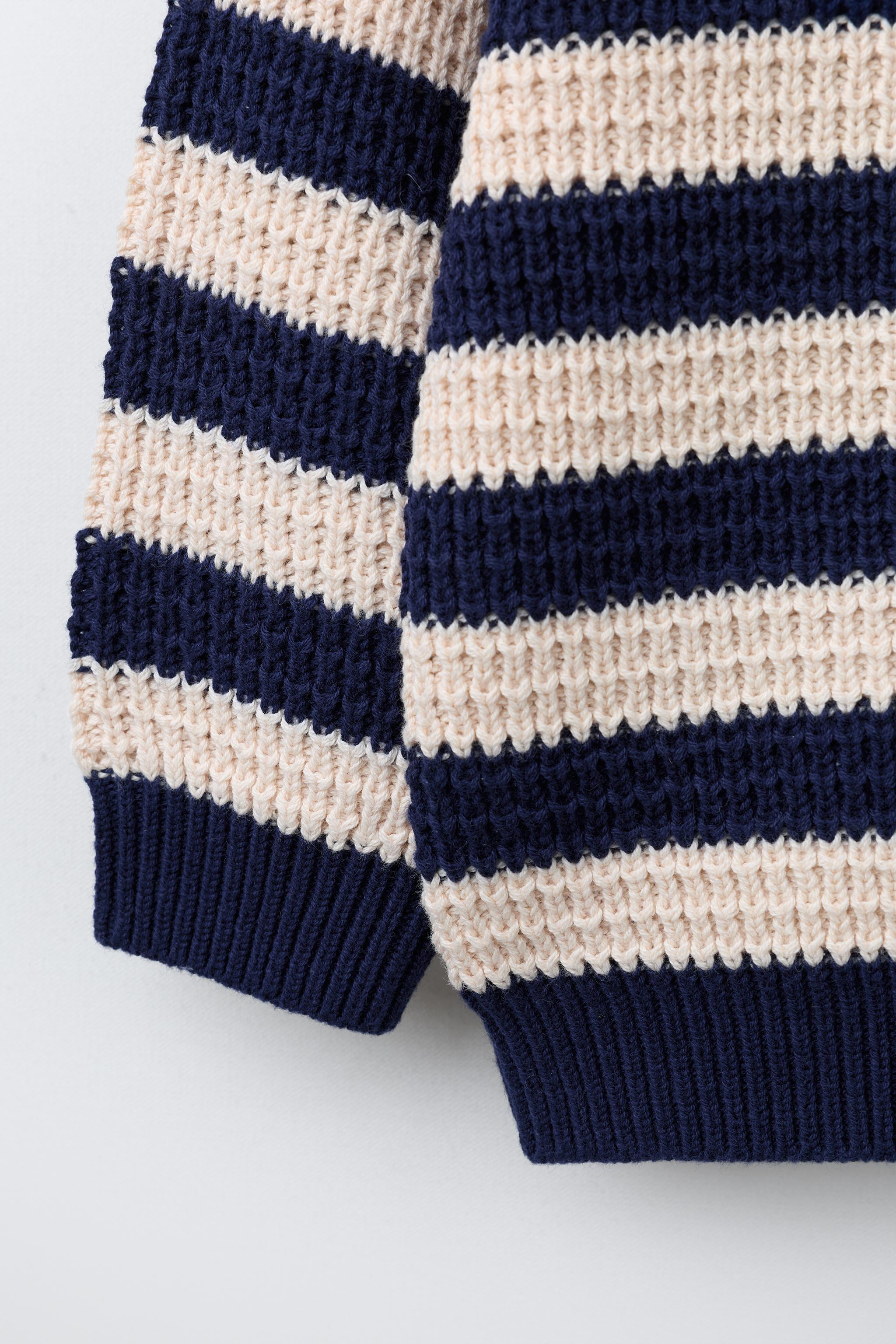PULL EN MAILLE À RAYURES AVEC INSCRIPTION BRODÉE